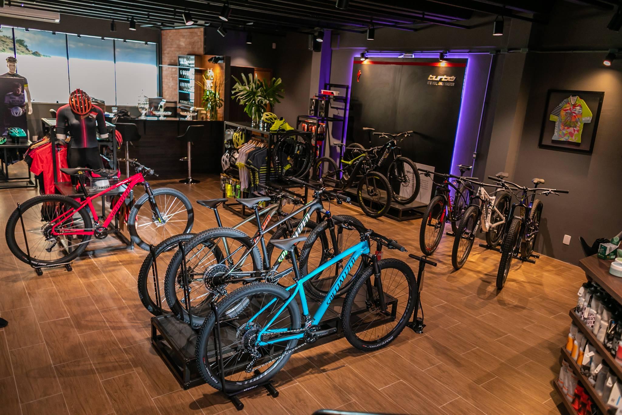 Interior de loja de bicicletas com modelos expostos