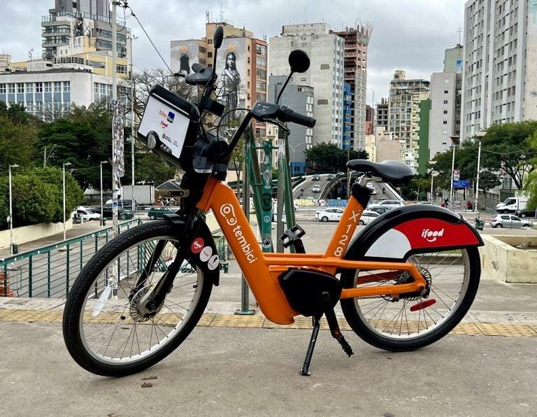 Bicicleta elétrica compartilhada em ambiente urbano